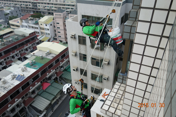 台南高空作業有吊籠、吊車、高空作業車、鷹架、及極限作業繩索技術
